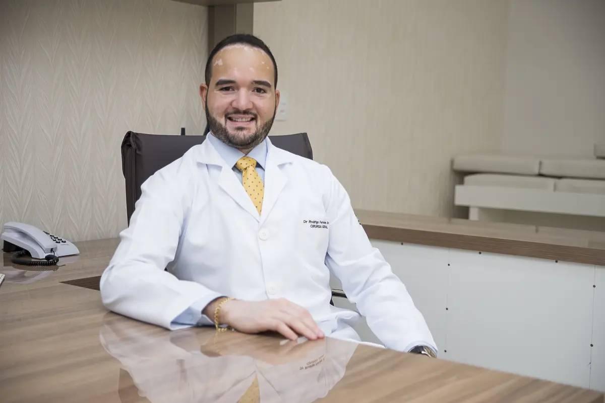 Dr. Rodrigo Ferreira Alves no consultório